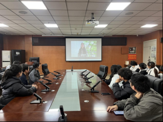 学院召开学生成长线上社区“保研学子经验分享”视频创作评审会